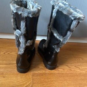 Stuart weitzman rainboots with fur inside